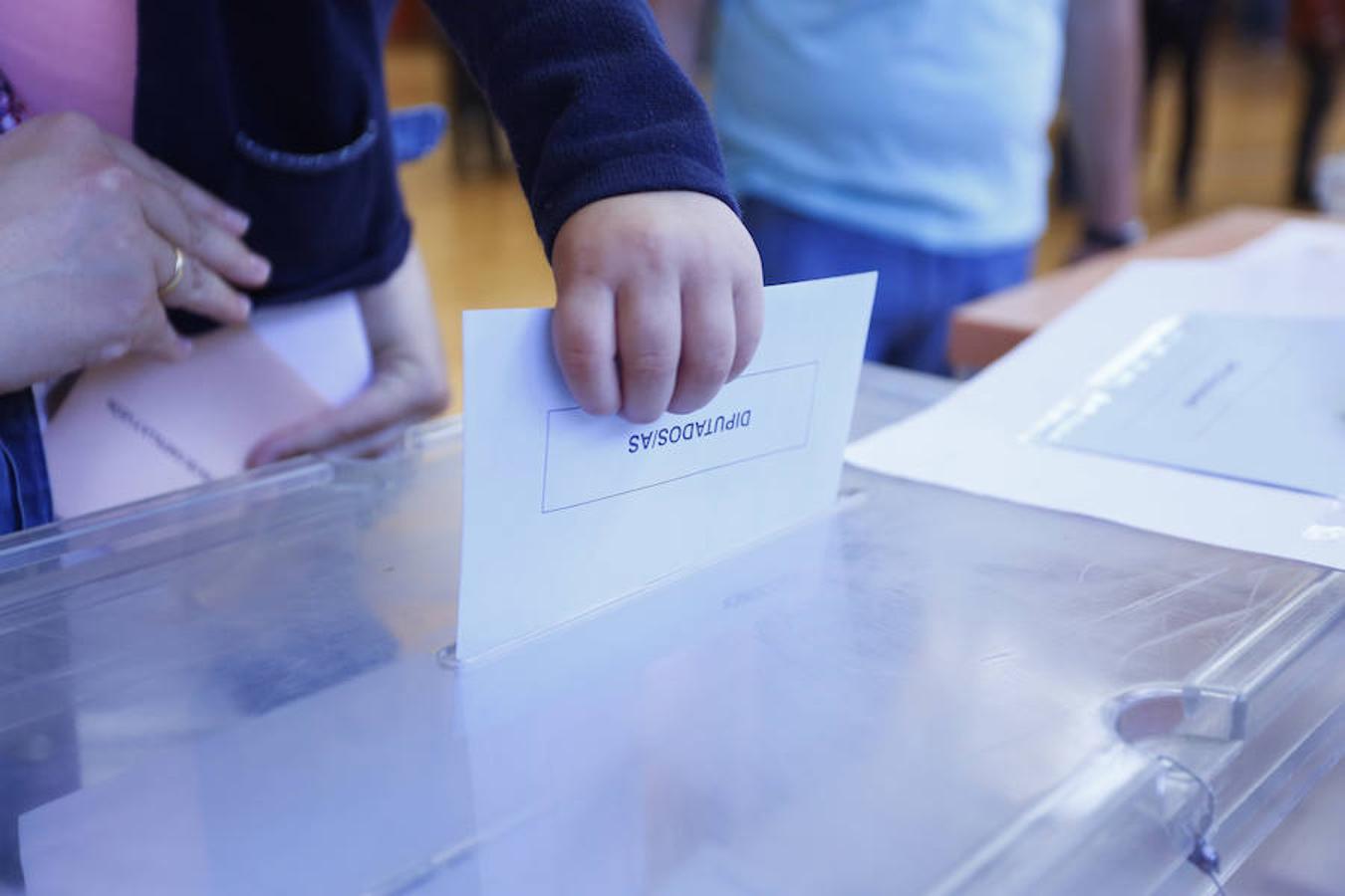 Cientos de colegios electorales han abierto sus puertas en toda la provincia para que los cais 400.000 electores leoneses puedan ejercer su voto en las elecciones municipales, autonómicas y europeas de este 26 de mayo