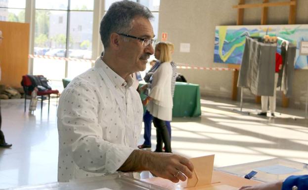 Nicanor Pastrana ejerce su derecho al voto en la Junta. 