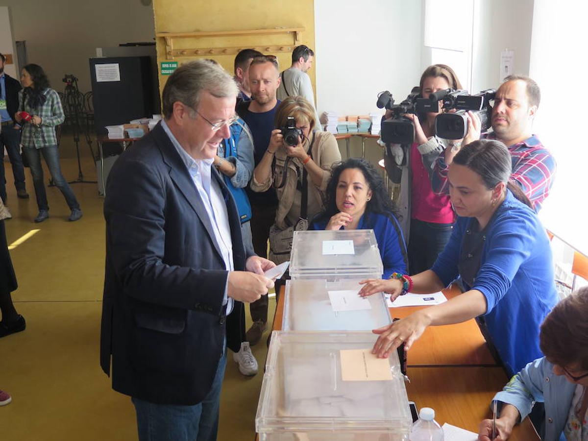 Cientos de colegios electorales han abierto sus puertas en toda la provincia para que los cais 400.000 electores leoneses puedan ejercer su voto en las elecciones municipales, autonómicas y europeas de este 26 de mayo