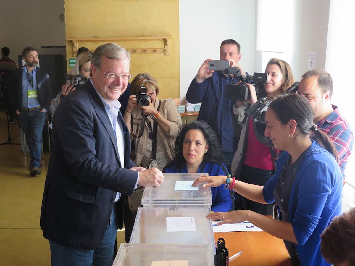 Cientos de colegios electorales han abierto sus puertas en toda la provincia para que los cais 400.000 electores leoneses puedan ejercer su voto en las elecciones municipales, autonómicas y europeas de este 26 de mayo