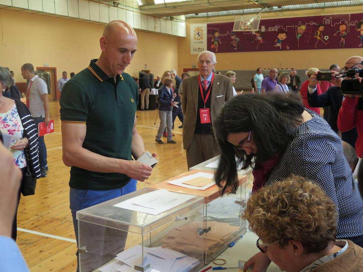 Cientos de colegios electorales han abierto sus puertas en toda la provincia para que los cais 400.000 electores leoneses puedan ejercer su voto en las elecciones municipales, autonómicas y europeas de este 26 de mayo