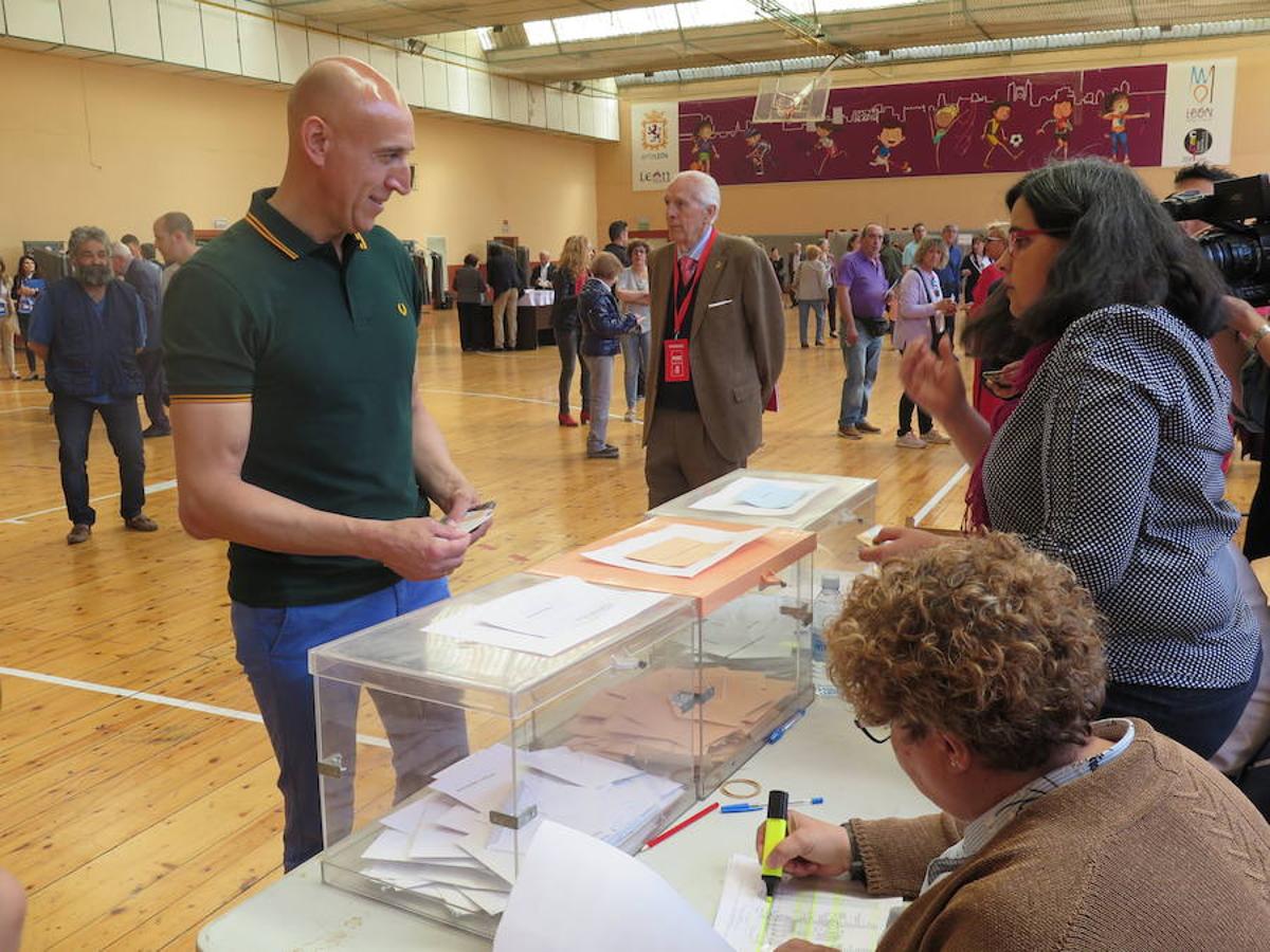 Cientos de colegios electorales han abierto sus puertas en toda la provincia para que los cais 400.000 electores leoneses puedan ejercer su voto en las elecciones municipales, autonómicas y europeas de este 26 de mayo