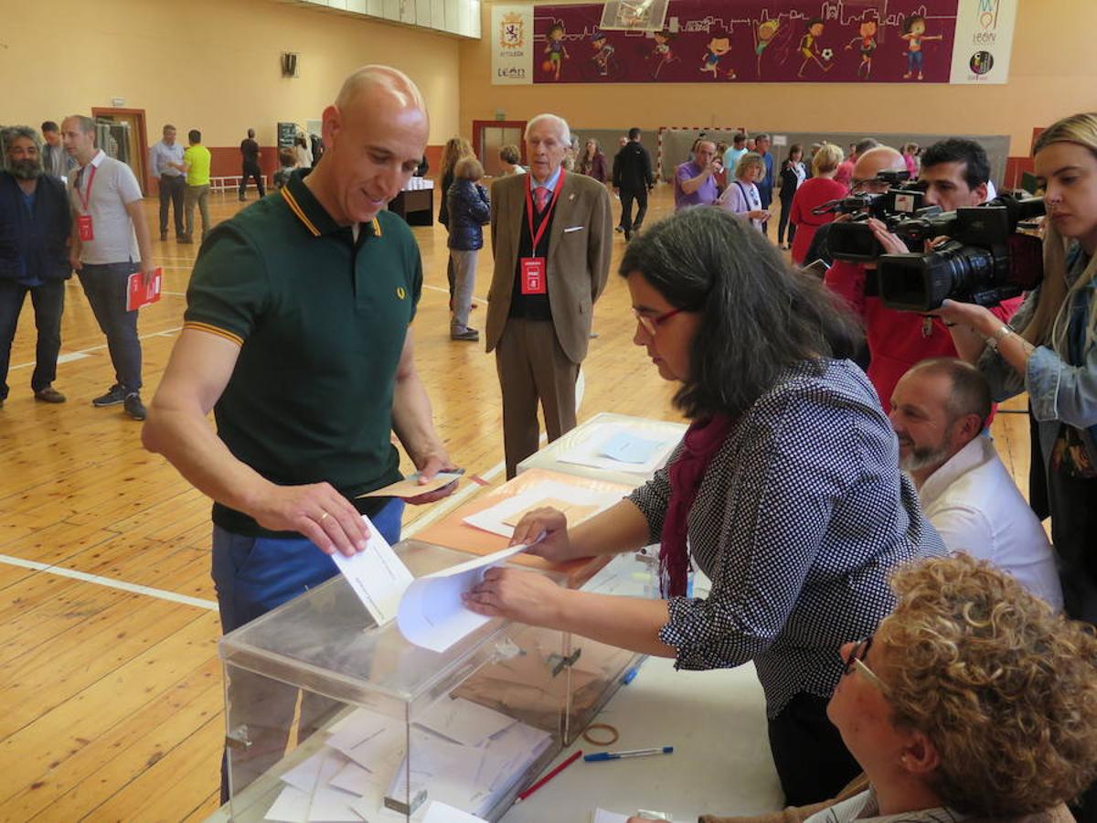 Cientos de colegios electorales han abierto sus puertas en toda la provincia para que los cais 400.000 electores leoneses puedan ejercer su voto en las elecciones municipales, autonómicas y europeas de este 26 de mayo