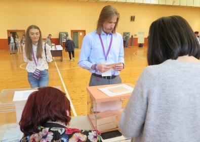 Imagen secundaria 1 - Pablo Fernández espera buenos resultados y ve a Podemos-Equo como garante de «un giro copernicano en la Junta»