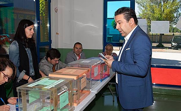 Luis Mariano Santos acudió a votar a Cistierna.