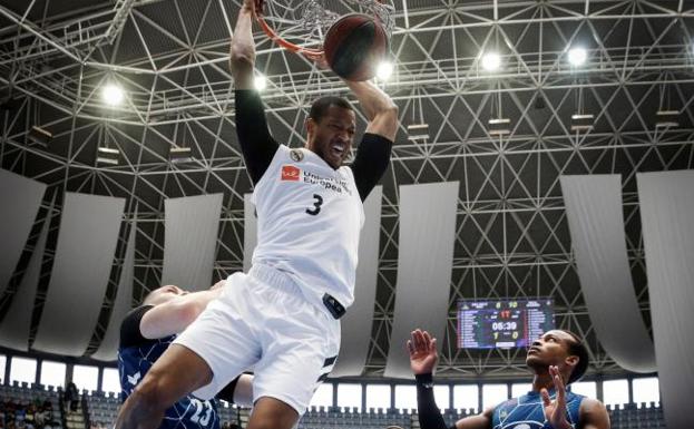 Anthony Randolph (c) entra a canasta en el partido contra el Delteco GBC.