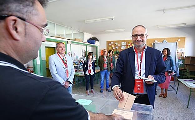 El candidato socialista ejerce su derecho a voto. 