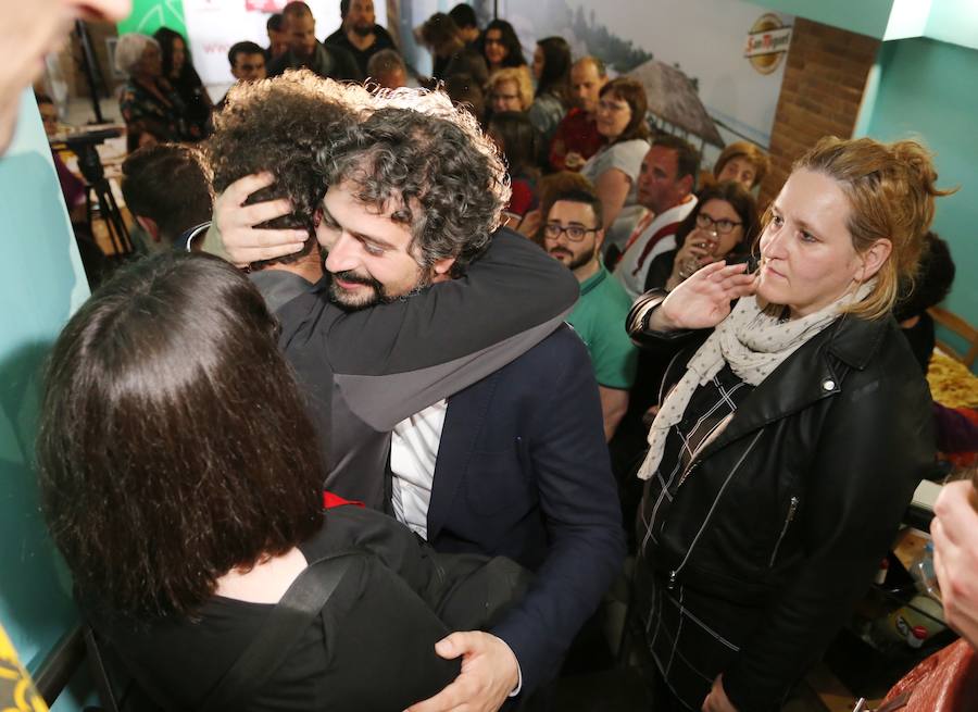 El coordinador autonómico de IU, José Sarrión, tras conocer los resultados electorales que dejan a su formación política fuera del Parlamento autonómico