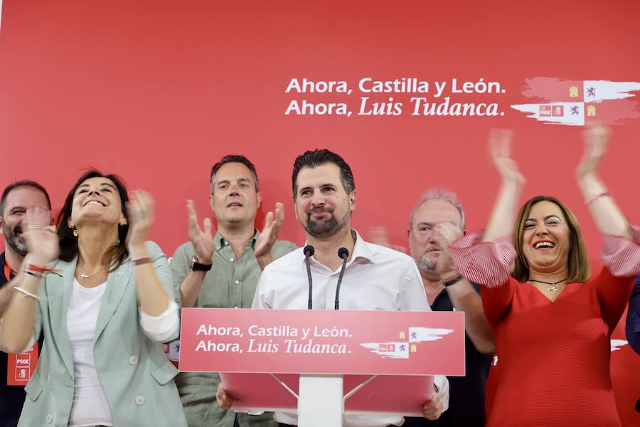 El candidato a la Presidencia de la Junta, Luis Tudanca, junto a Virginia Barcones y Ana Sánchez comparecen tras los resultados electorales