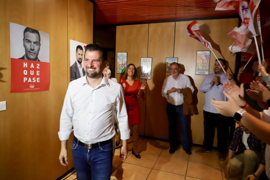 El candidato a la Presidencia de la Junta, Luis Tudanca, junto a Virginia Barcones y Ana Sánchez comparecen tras los resultados electorales