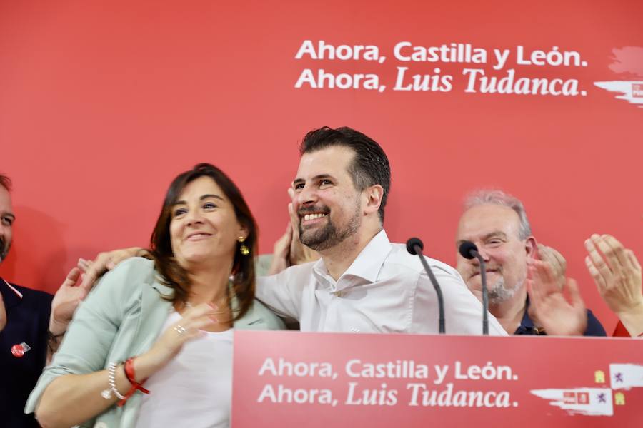 El candidato a la Presidencia de la Junta, Luis Tudanca, junto a Virginia Barcones y Ana Sánchez comparecen tras los resultados electorales