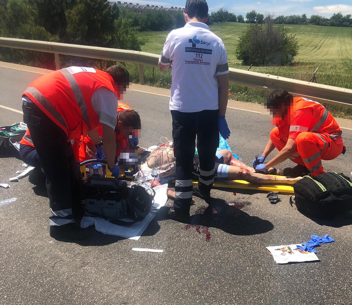 El personal médico atiende al herido.