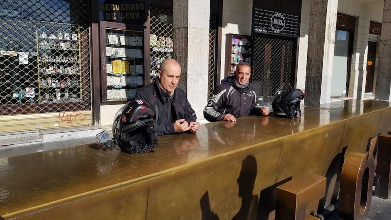 Anselmo Tascón y Javier Cordero parten de León a lomos de sus motos para llegar hasta Cabo Norte (Noruega) con el objetivo de recaudar fondos para la lucha contra la leucemia, en una aventura a beneficio de la Fundación Josep Carreras