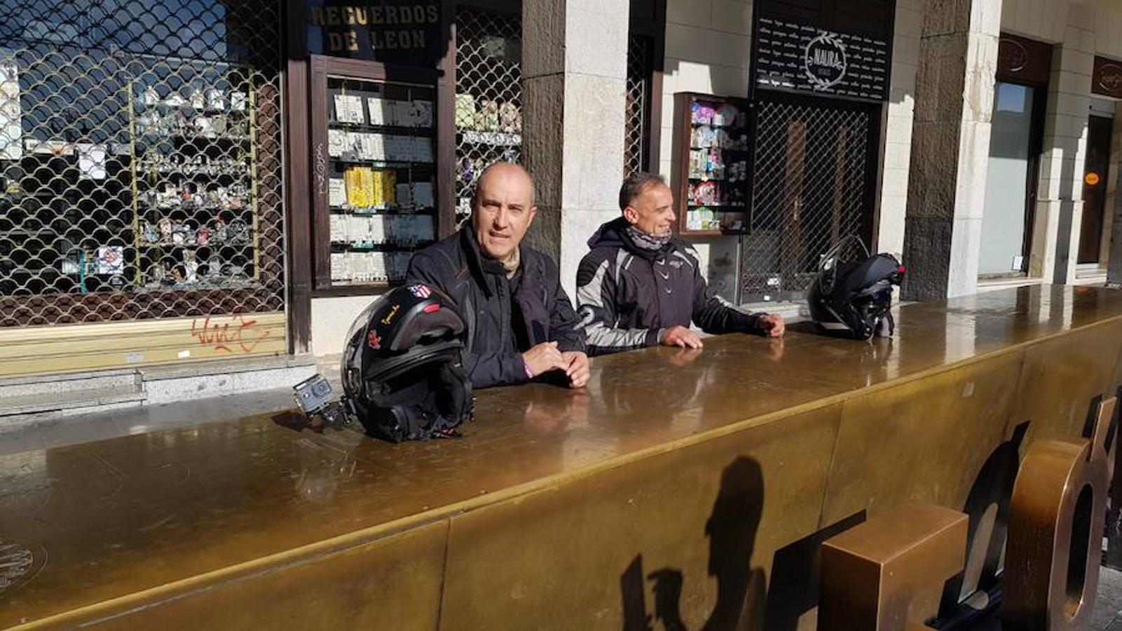 Anselmo Tascón y Javier Cordero parten de León a lomos de sus motos para llegar hasta Cabo Norte (Noruega) con el objetivo de recaudar fondos para la lucha contra la leucemia, en una aventura a beneficio de la Fundación Josep Carreras