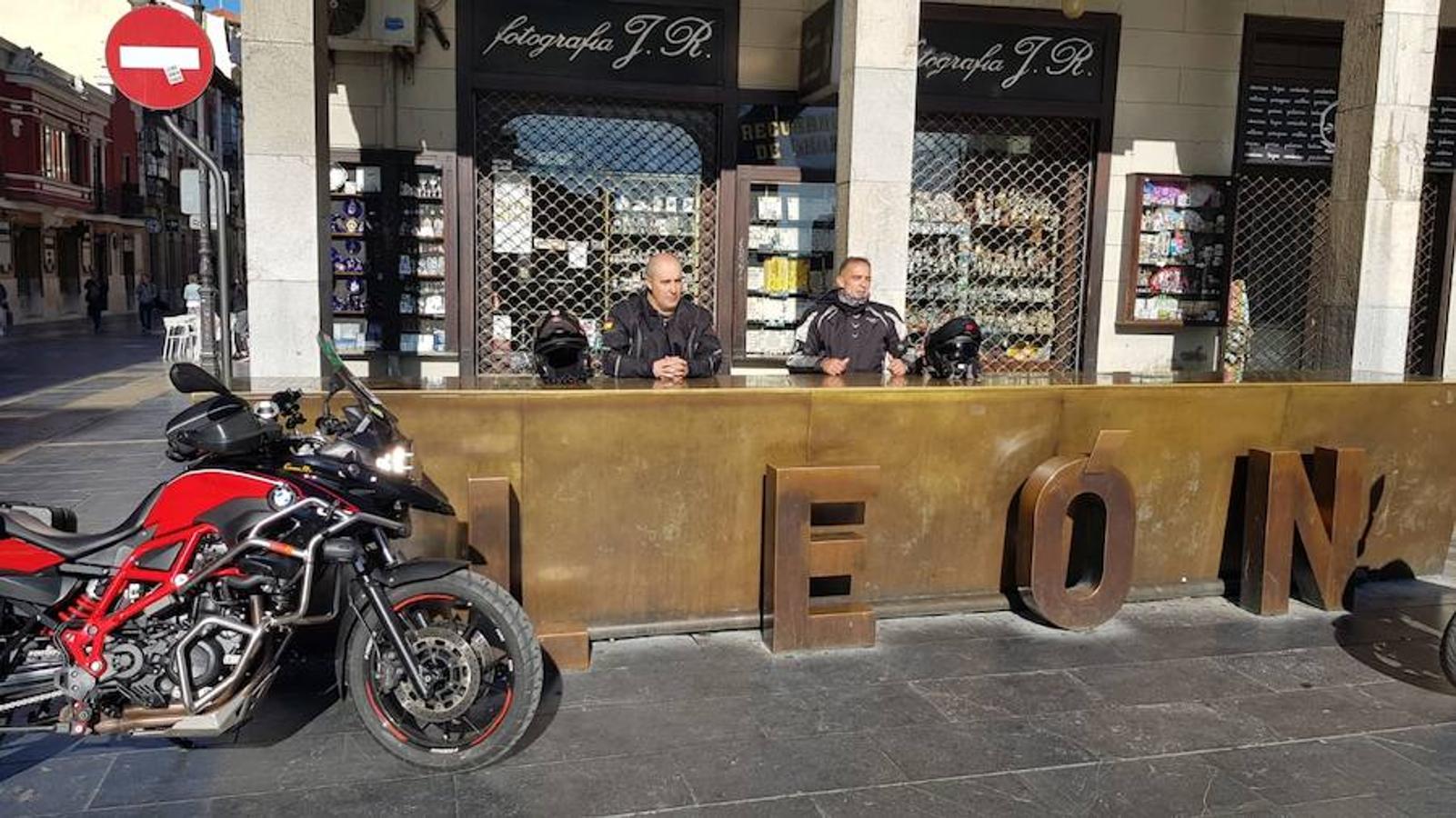 Anselmo Tascón y Javier Cordero parten de León a lomos de sus motos para llegar hasta Cabo Norte (Noruega) con el objetivo de recaudar fondos para la lucha contra la leucemia, en una aventura a beneficio de la Fundación Josep Carreras