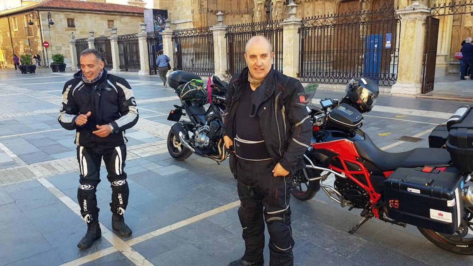 Anselmo Tascón y Javier Cordero parten de León a lomos de sus motos para llegar hasta Cabo Norte (Noruega) con el objetivo de recaudar fondos para la lucha contra la leucemia, en una aventura a beneficio de la Fundación Josep Carreras