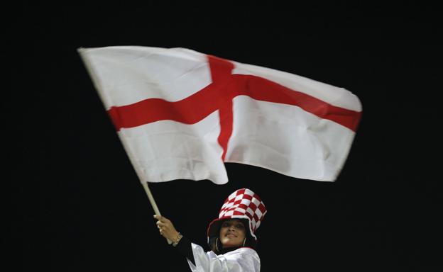 Un aficionada ondea la bandera inglesa.