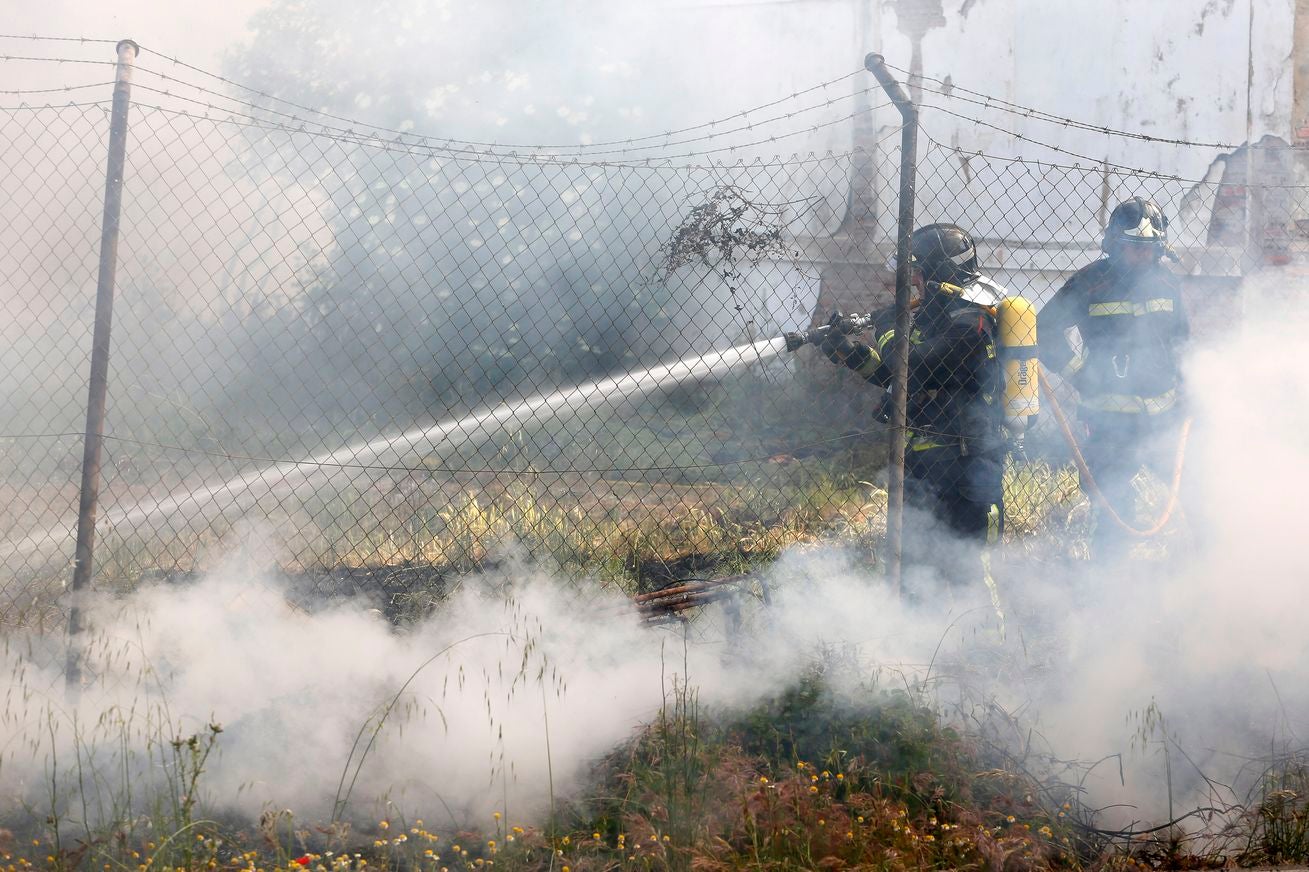 Un incendio en un inmueble de La Granja alarma a León al causar una enorme columna de humo