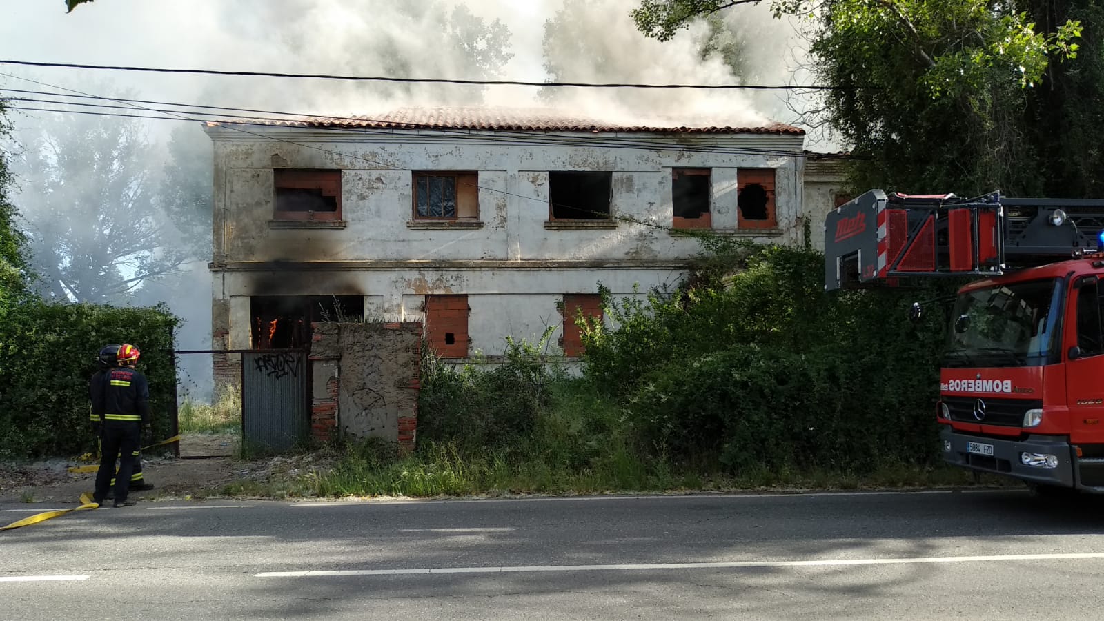 Un incendio en un inmueble de La Granja alarma a León al causar una enorme columna de humo