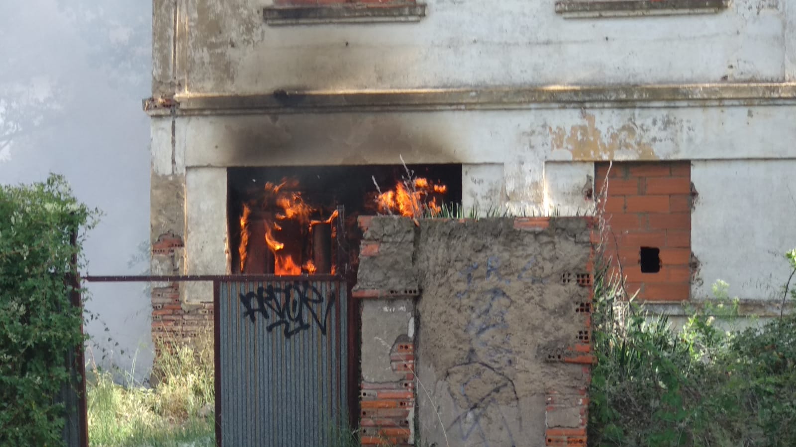 Un incendio en un inmueble de La Granja alarma a León al causar una enorme columna de humo