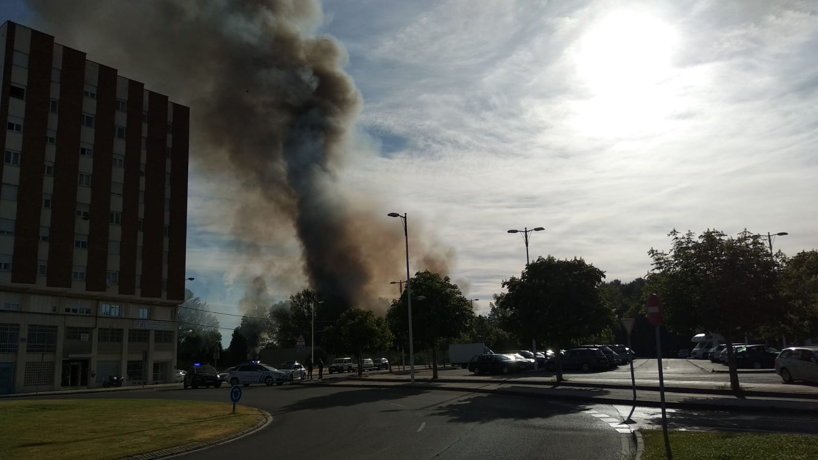 Un incendio en un inmueble de La Granja alarma a León al causar una enorme columna de humo