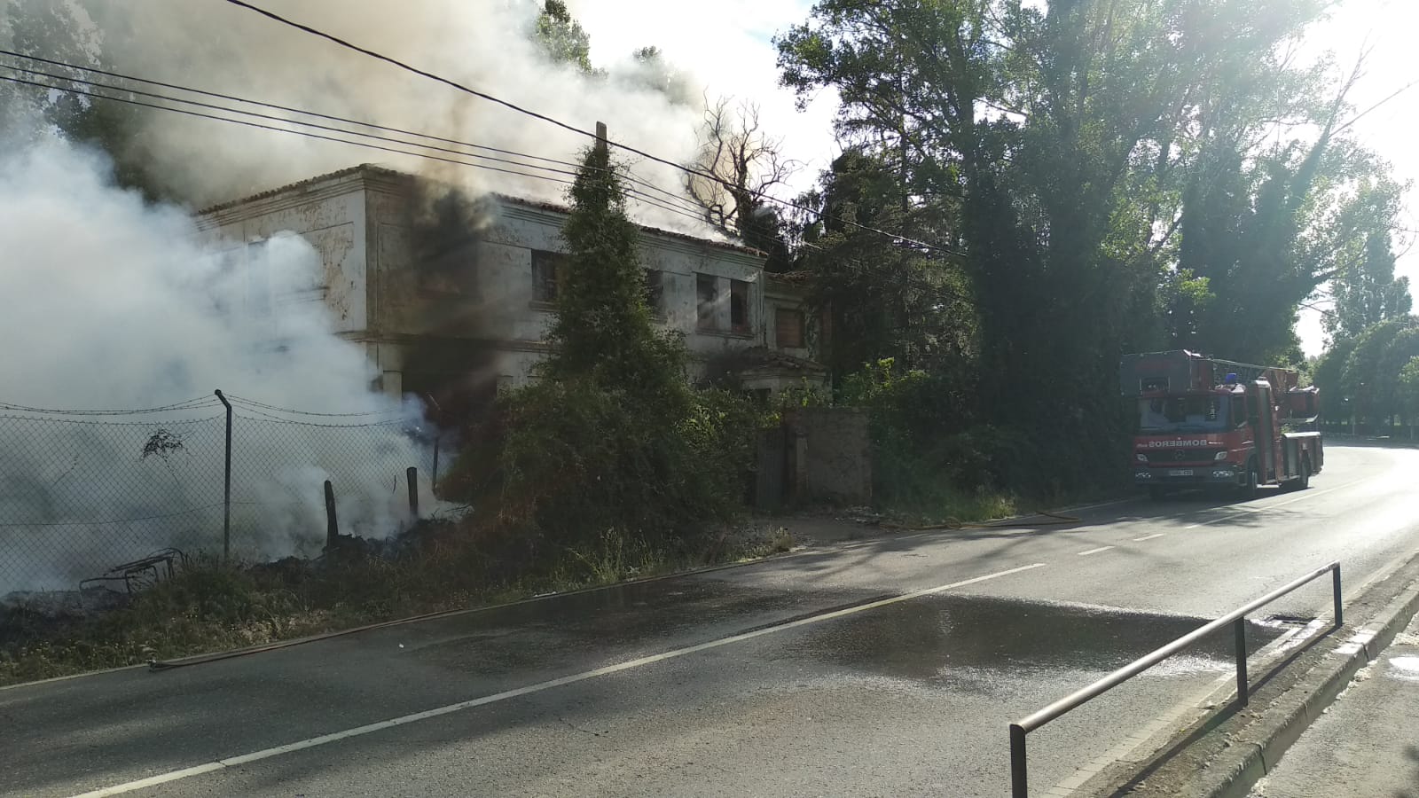 Un incendio en un inmueble de La Granja alarma a León al causar una enorme columna de humo