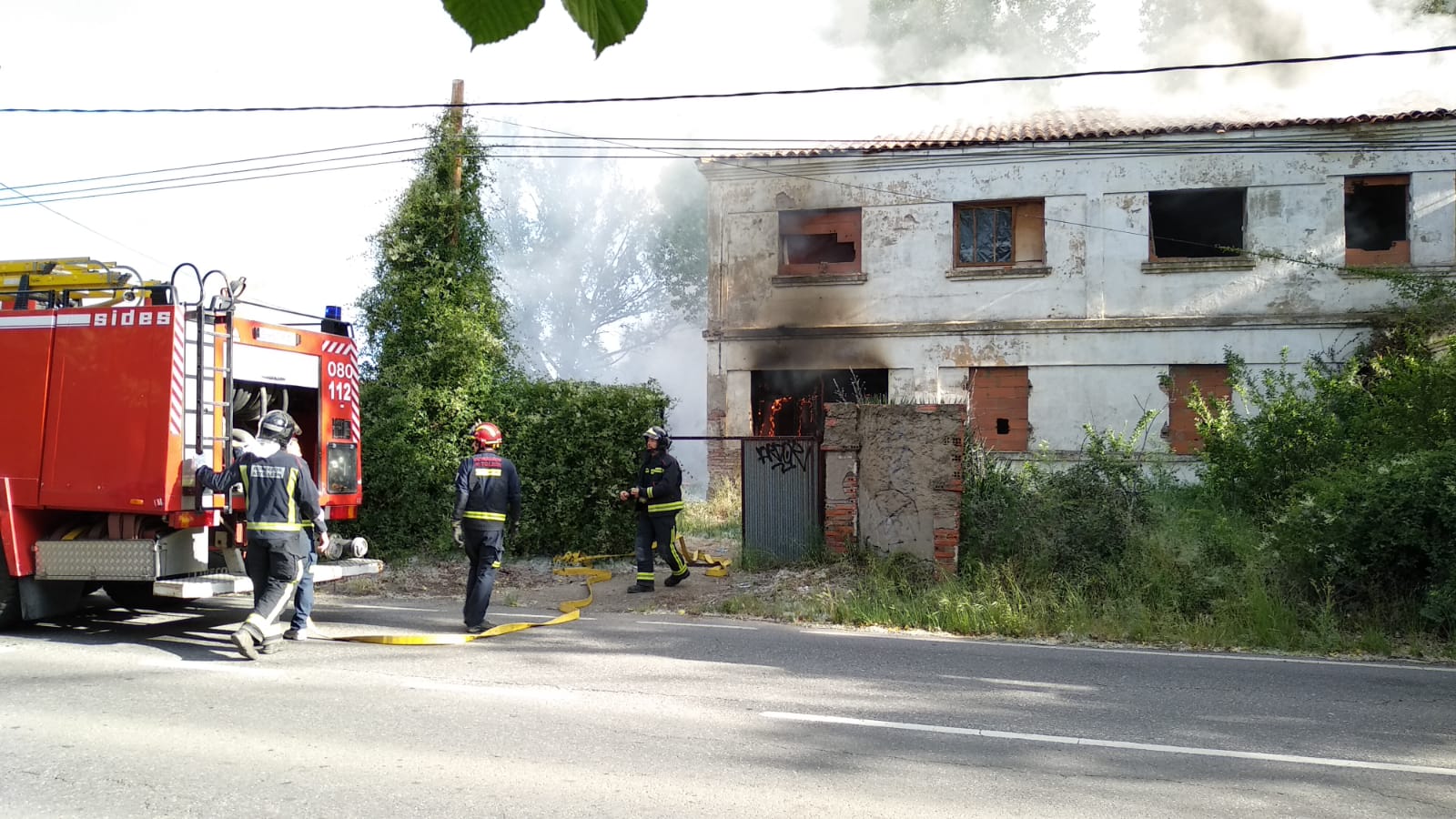 Un incendio en un inmueble de La Granja alarma a León al causar una enorme columna de humo