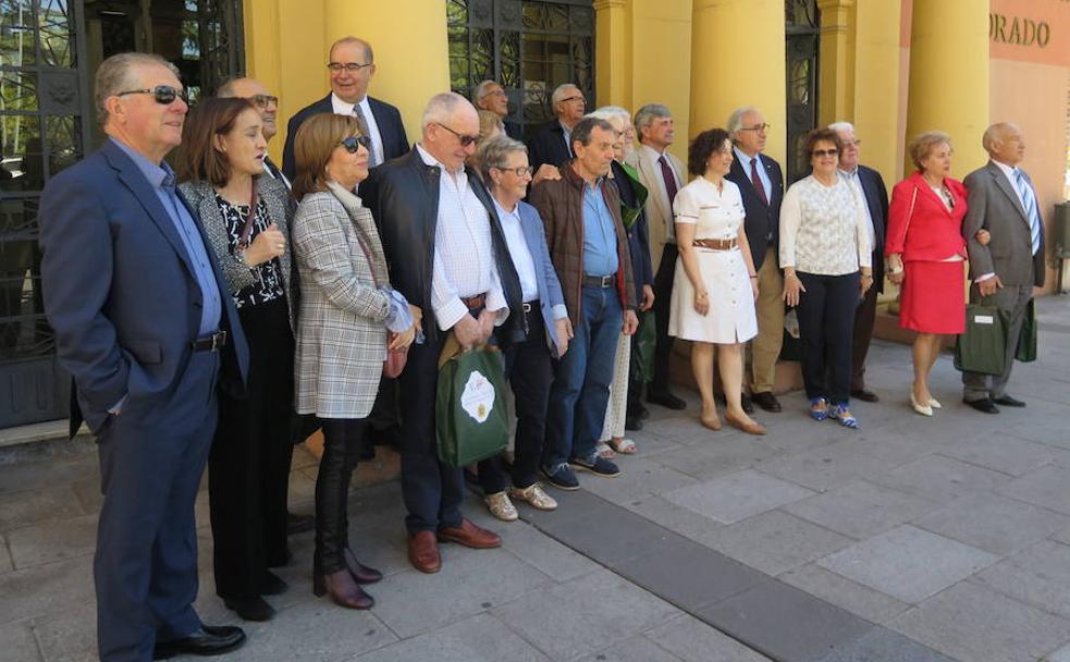 Foto de familia a las puertas del Rectorado. 