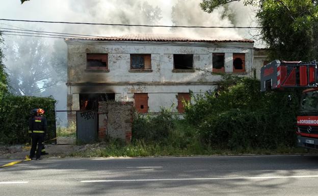 Galería. Incendio en un inmueble abandonado en León.