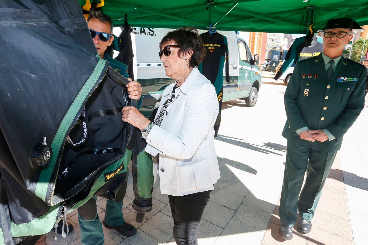 La delegada del Gobierno, Mercedes Martín, visita una exposición de las diversas unidades y especialidades con las que cuenta la Guardia Civil en la Comunidad Autónoma