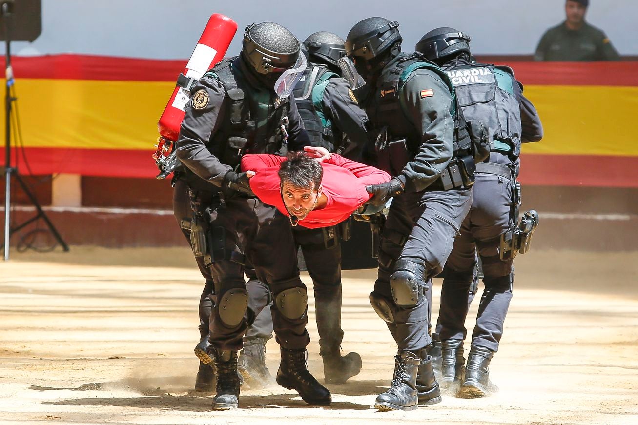 La delegada del Gobierno, Mercedes Martín, visita una exposición de las diversas unidades y especialidades con las que cuenta la Guardia Civil en la Comunidad Autónoma