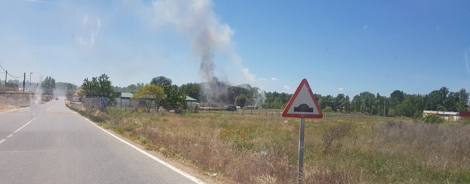 Un incendio en la base de Protección Civil de Villaquilambre obliga a intervenir a Bomberos