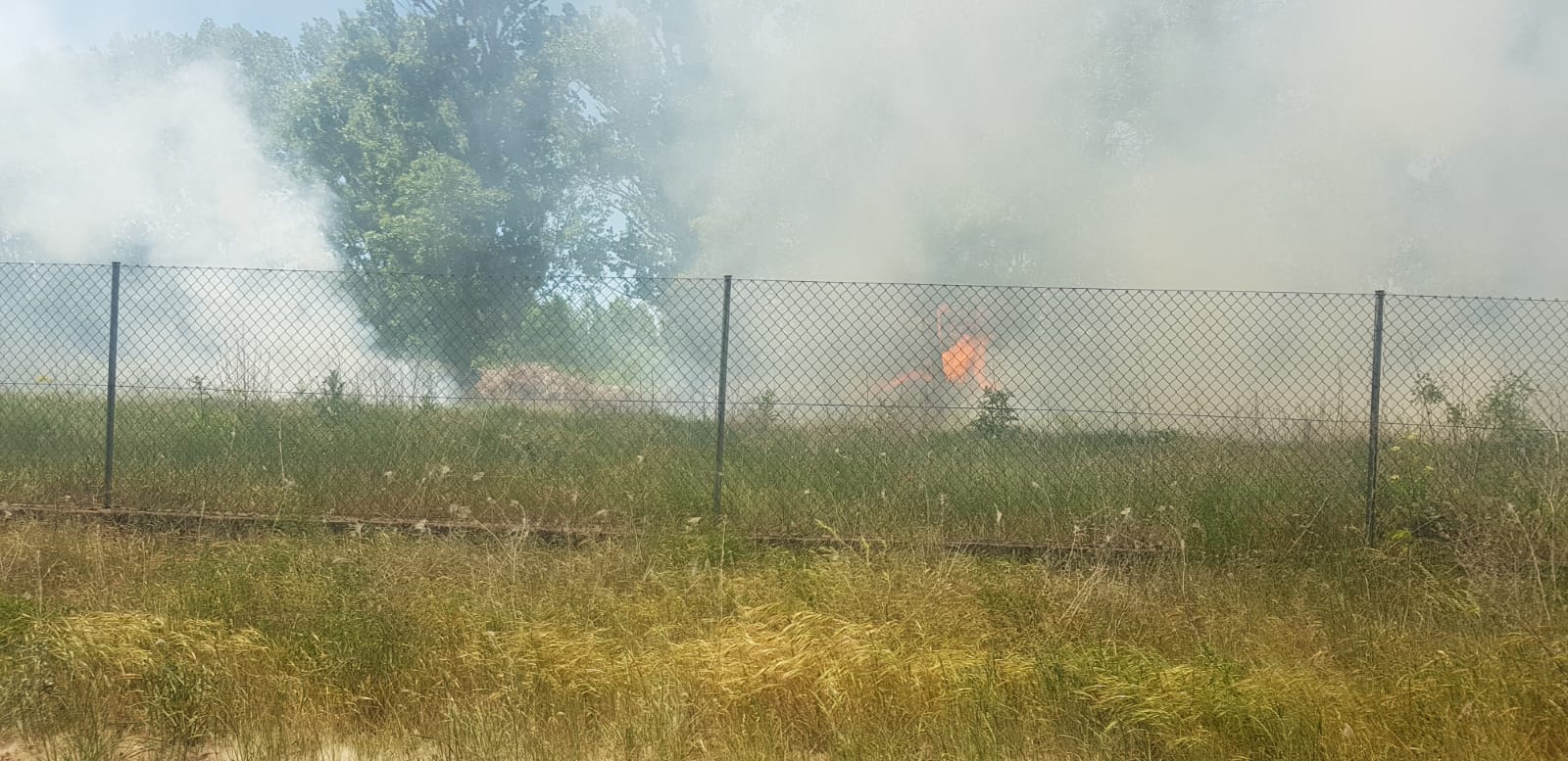 Un incendio en la base de Protección Civil de Villaquilambre obliga a intervenir a Bomberos