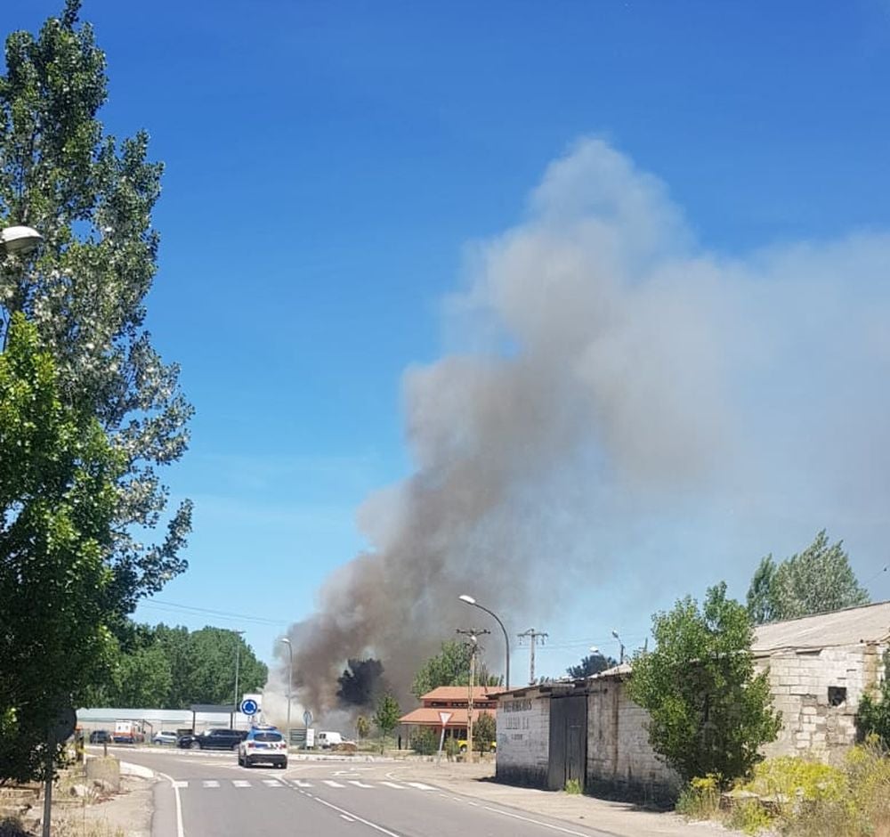 Un incendio en la base de Protección Civil de Villaquilambre obliga a intervenir a Bomberos