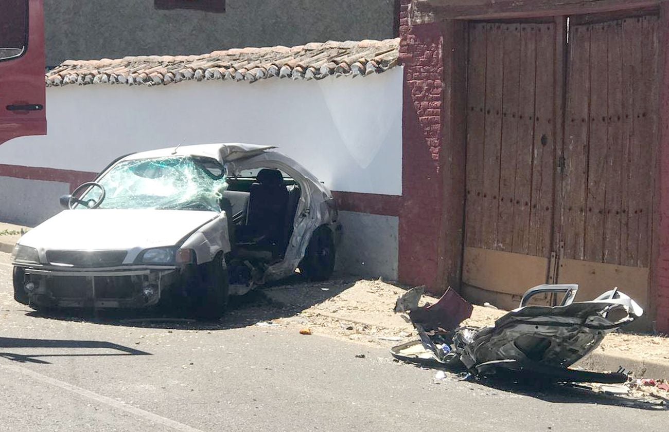 Equipos de Bomberos han tenido que actuar en el lugar | El accidente ha tenido lugar en la Avenida Paso de Villabalter