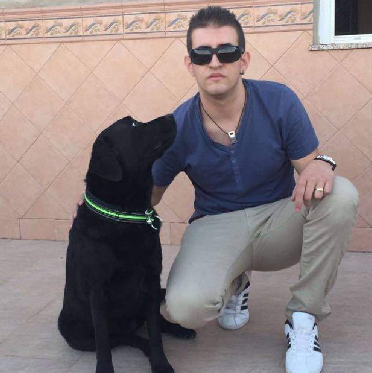 Isidro Sánchez, alcalde electo de Santa Cruz de los Cáñamos (Ciudad Real), y su perro guía 'Cera'.