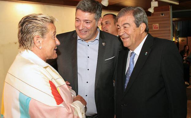 María José Alvarez charla con el presidente del CEL y Francisco Álvarez-Cascos. 