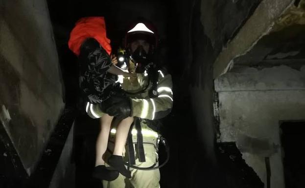 Imagen principal - Intervención de los bomberos en el incendio del Paseo del Cauce. 