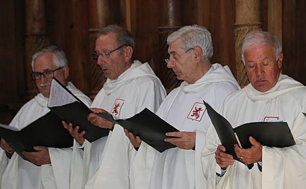 Algunos integrantes del coro en una actuación. 