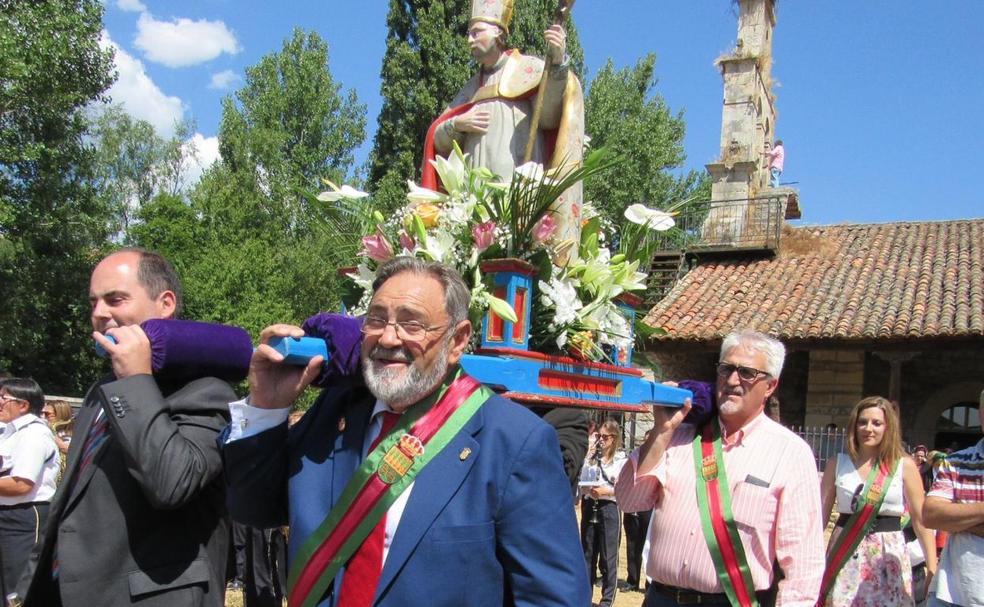 Julio González, el alcalde de Valdepiélago durante una romería. 