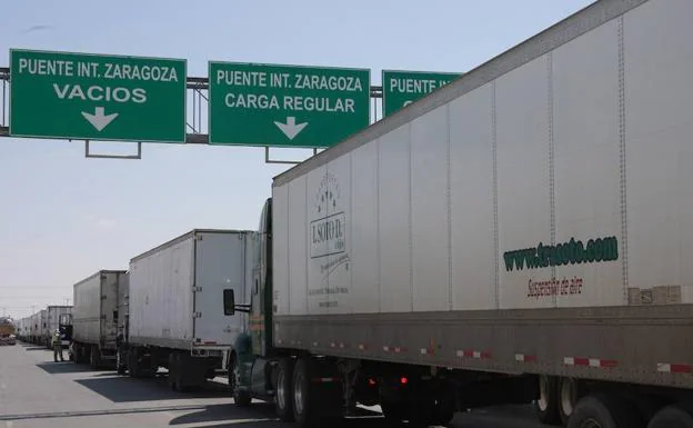 Camiones mexicanos que transportan principalmente productos automotrices esperan su turno para accerder a Estados Unidos. 