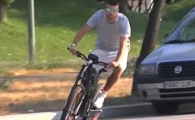 Gerar Piqué, soprendido a los mandos de una speed bike.