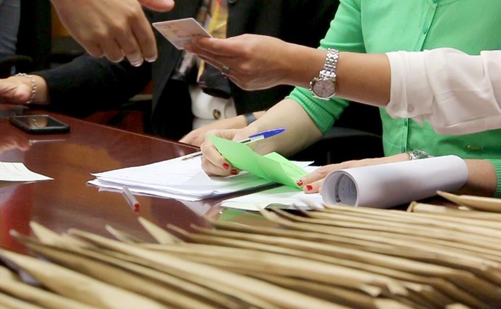 Actas de votación de las mesas electorales en la Junta Electoral de León.