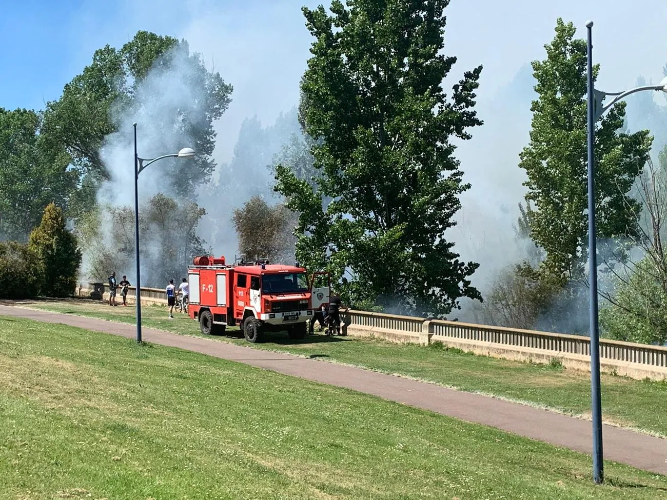 Un incendio en el entorno del río a la altura del Área 17 de León obliga a intervenir a Bomberos