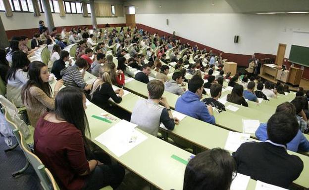 Un aula acoge una prueba de Selectividad.