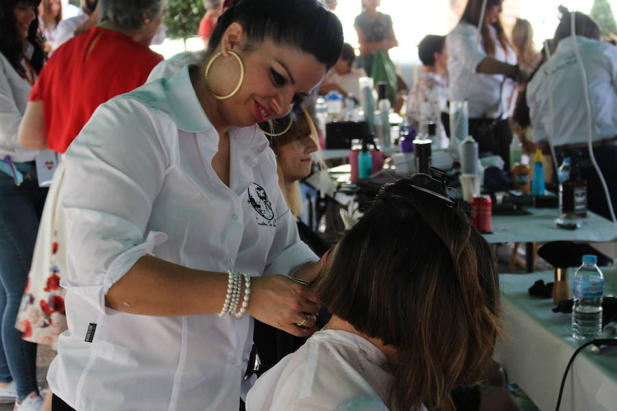 La céntrica plaza de San Marcelo se ha convertido en la jornada del domingo en un improvisado salón de belleza, en el que peluqueros, barberos, tatuadores, maquilladores y masajistas se han puesto a trabajar bajo la iniciativa 'León te corta' promovida por Víctor Valín en favor de la AECC