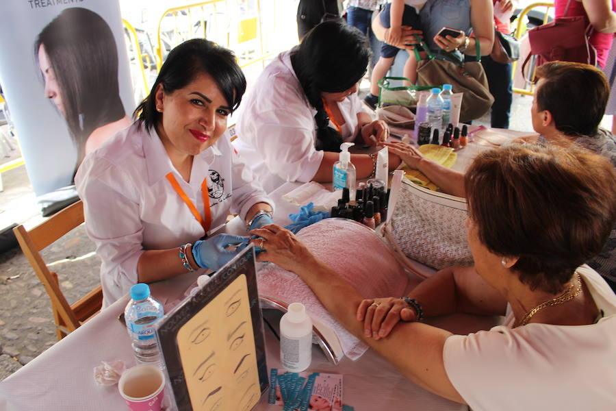 La céntrica plaza de San Marcelo se ha convertido en la jornada del domingo en un improvisado salón de belleza, en el que peluqueros, barberos, tatuadores, maquilladores y masajistas se han puesto a trabajar bajo la iniciativa 'León te corta' promovida por Víctor Valín en favor de la AECC