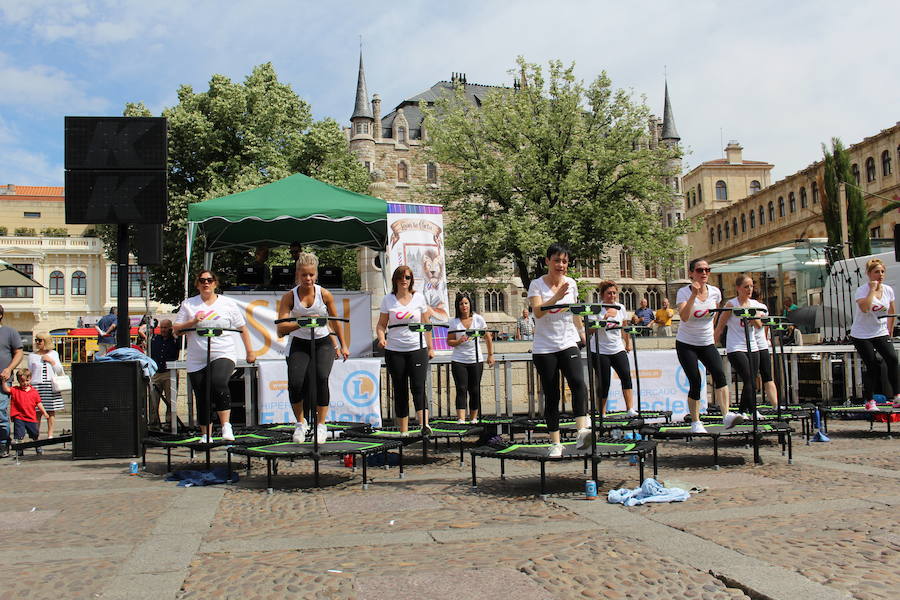 La céntrica plaza de San Marcelo se ha convertido en la jornada del domingo en un improvisado salón de belleza, en el que peluqueros, barberos, tatuadores, maquilladores y masajistas se han puesto a trabajar bajo la iniciativa 'León te corta' promovida por Víctor Valín en favor de la AECC