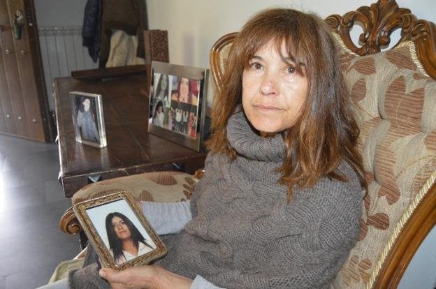 La madre de Sheila Barrero, con una foto de su hija. 