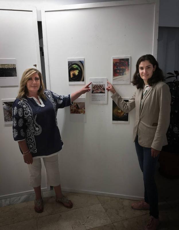 Nieves Mielgo Fernández y Mónica de Cuatro Manos, promotoras de la exposición